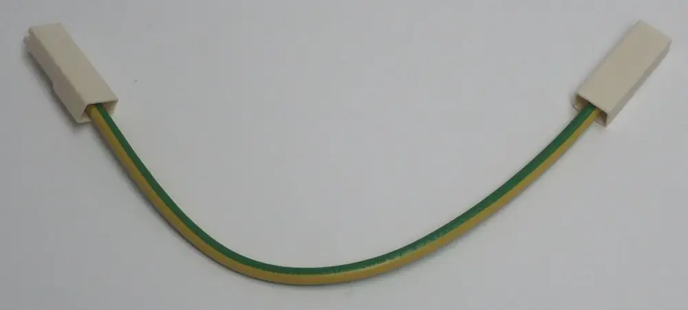 Kabel mit zwei Anschlusssteckern, grün-gelbes Isoliermaterial, für den Einsatz in Daikin-Systemen, möglicherweise zur Verbindung von Komponenten.